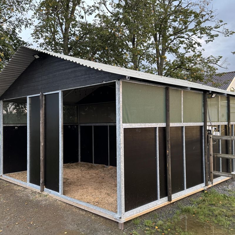 Leskur, liggehall, løsdrift til hest (Contryhus)